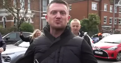 Tommy Robinson oskarżony na mocy ustawy o terroryzmie po odmowie podania kodu PIN do telefonu