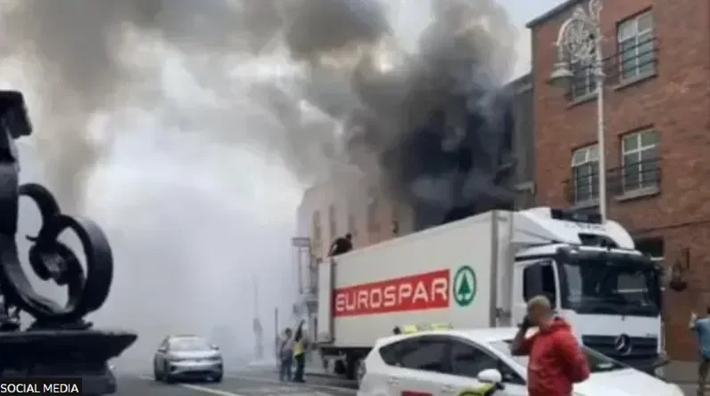 Tomasz Zaręba ratuje człowieka z pożaru